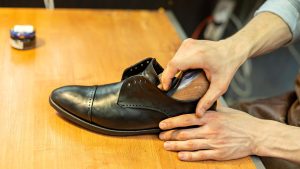 Tragekomfort: Schuhe weiten: Tipps und Methoden für den perfekten Sitz