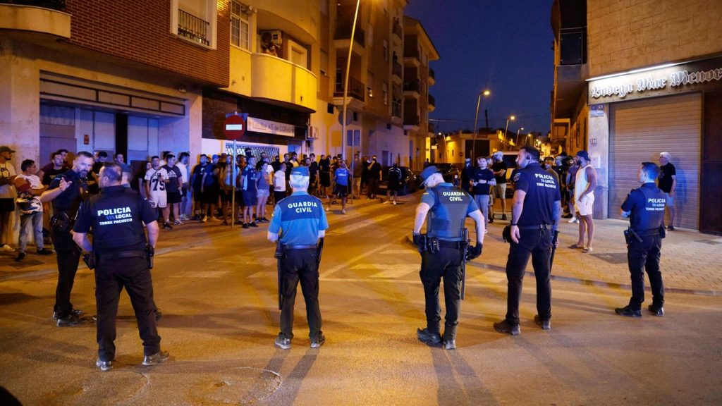 Spanien: Ultrarechte rufen zu "Jagd auf Migranten" auf – Ausschreitungen mit Polizei