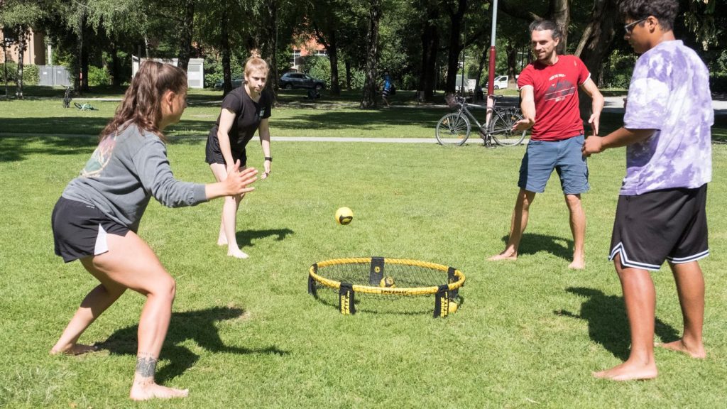 Spikeball: Trendsport aus den USA: Das ist "Roundnet" – und das sind die Spielregeln