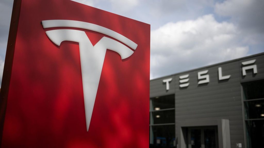 Gewinnrückgang: Weiter Talfahrt bei Tesla – Musk verspricht Robotaxi-Offensive
