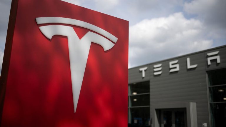 Gewinnrückgang: Weiter Talfahrt bei Tesla – Musk verspricht Robotaxi-Offensive