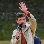 "Über den großen Teich": Mit Cowboyhut und zu Pferd: Thomas Müller deutet Wechsel in die USA an