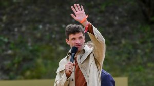 "Über den großen Teich": Mit Cowboyhut und zu Pferd: Thomas Müller deutet Wechsel in die USA an