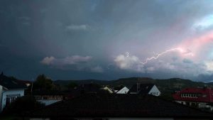 Wetter in Deutschland: DWD warnt vor Gewitter – Karte zeigt, welche Regionen betroffen sind