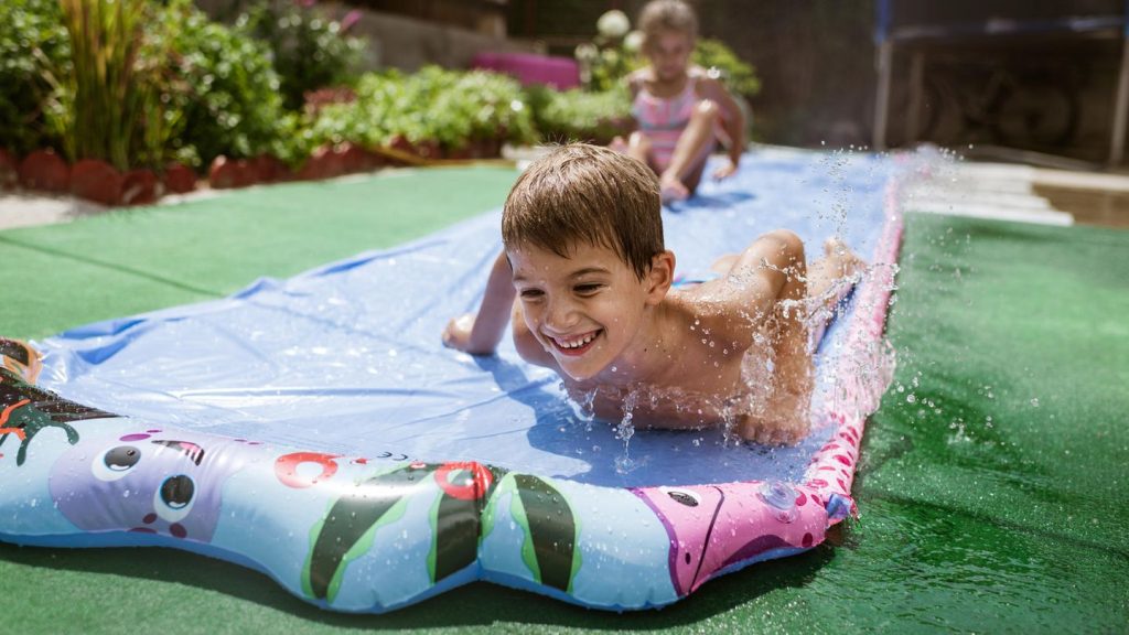 Bahn frei! Kartoffelbrei! : Wasserbahnen für Kinder: So machen Sie den Garten zum Spaßbad