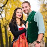Oktoberfest 2025: Dirndl und Lederhosen: So stylen Sie Ihr perfektes Wiesn-Outfit