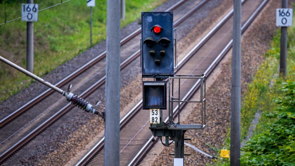 Ersatzverkehr geplant: Unwetter: Bahnstrecke Zwingenberg-Mosbach gesperrt