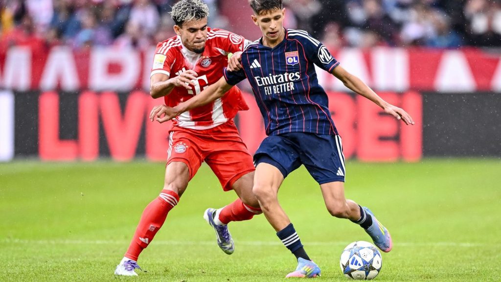 Fußball-Testspiel: Erfolgreiches Díaz-Debüt: FC Bayern gewinnt Test gegen Lyon