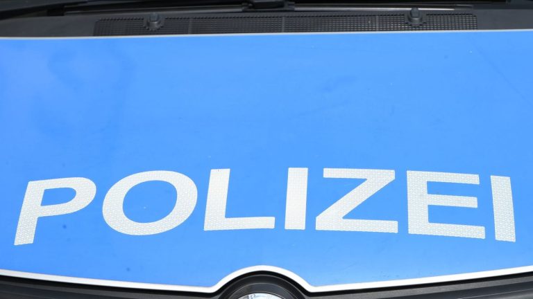 Wittenbergplatz: Polizist bei Nahost-Demo mit Fahnenstange attackiert