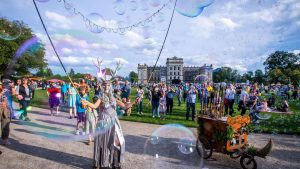 Klassik-Festspiele: Tausende bei Kleinkunstfest im Schlosspark in Ludwigslust