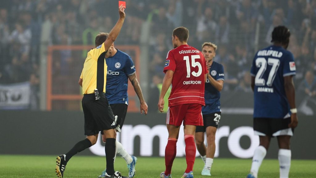 2. Fußball-Bundesliga: Rückkehr geglückt: Bielefeld schlägt in Überzahl Düsseldorf