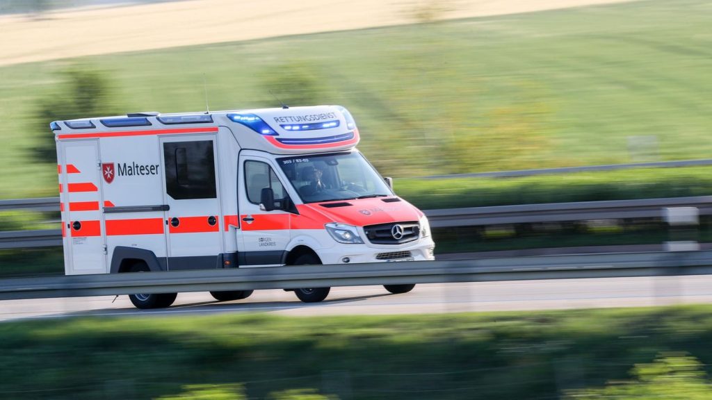Unfälle: Kutsche kippt um - Mann mitgeschleift und schwer verletzt