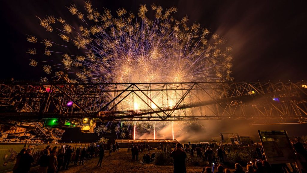 Glitzern, Funkeln, Knallen: Feuerwerk-Wettbewerb vor imposanter Kulisse in der Lausitz