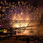 Glitzern, Funkeln, Knallen: Feuerwerk-Wettbewerb vor imposanter Kulisse in der Lausitz