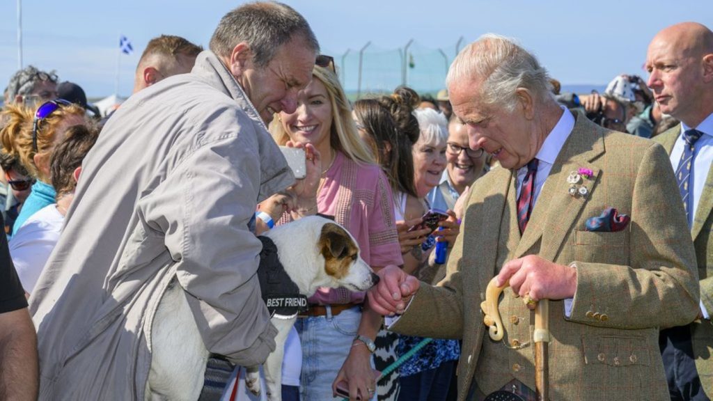 Mit tierischer Begegnung: König Charles besucht die Highland Games