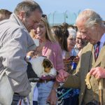 Mit tierischer Begegnung: König Charles besucht die Highland Games
