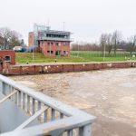 Immenser Schaden: Schlepper prallt gegen Emder Schleusentor