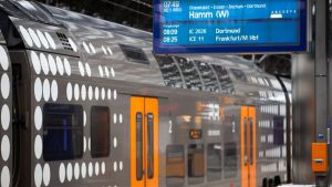 Gefährlicher Leichtsinn: Für Selfie auf Zug geklettert: Mann bekommt Stromschlag
