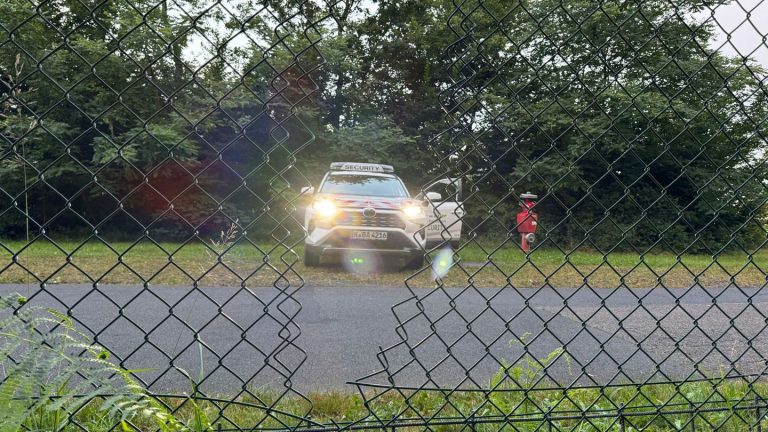 Flugbetrieb gestört: An Flughafen festgeklebt - Anklage gegen Aktivisten erhoben