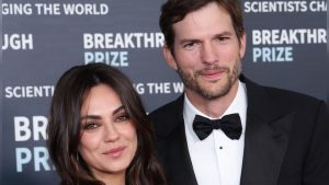 Ashton Kutcher und Mila Kunis: Verliebter Auftritt bei den Backstreet Boys