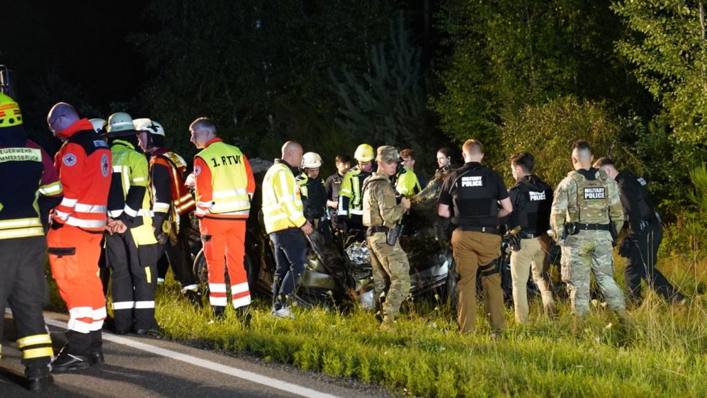 Tödlicher Unfall in Bayern: US-Soldat kracht mit Auto gegen Baum und stirbt