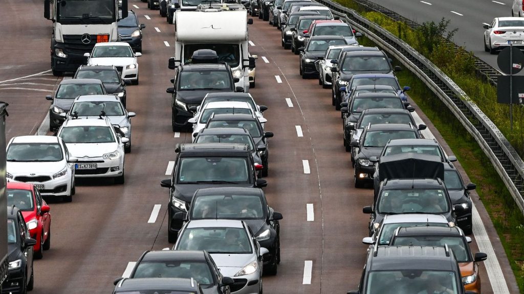 Ferienende: "Übervolle Straßen": ADAC warnt vor Staus zum Ferienende