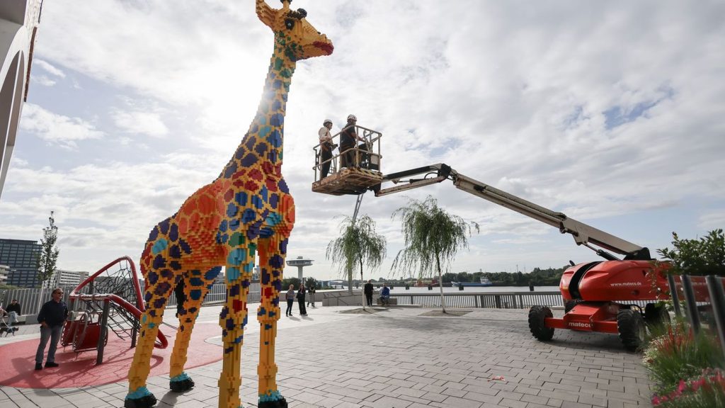 Buntes: Lebensgroße Spielzeugstein-Giraffe in Hamburg aufgestellt