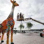 Buntes: Lebensgroße Spielzeugstein-Giraffe in Hamburg aufgestellt