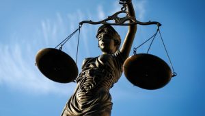 Bandenkriminalität: Millionendiebstahl: Angeklagte schweigen bei Prozessbeginn
