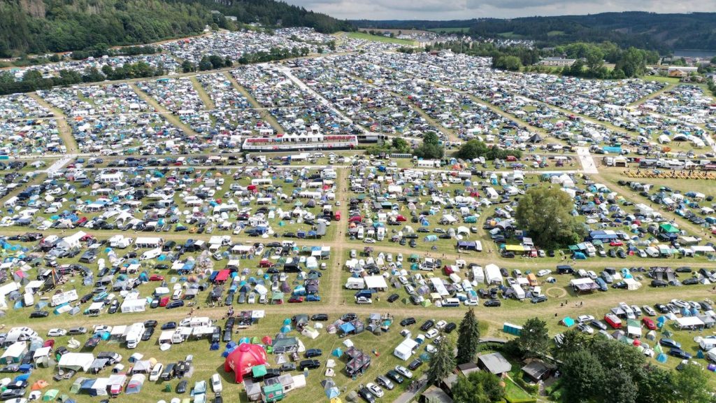 Campingplätze öffnen: Erste Staus bei der Anreise zum "SonneMondSterne"-Festival