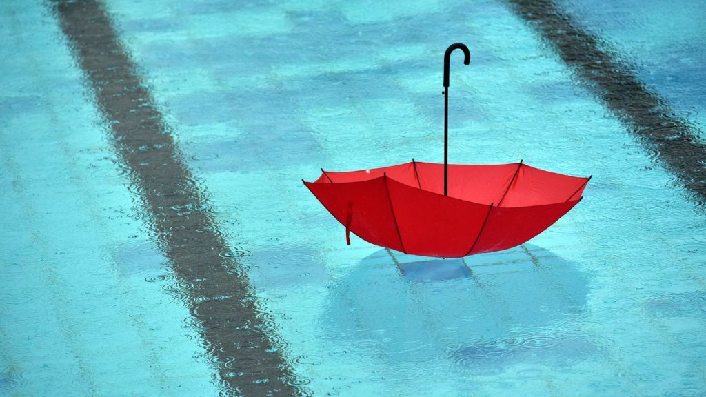 Sommerzeit: Schwimmbäder im Regen: Schlechtes Wetter bremst Badesaison