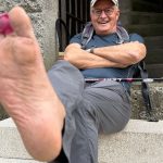 Politiker-Pilgern: Auf nackten Sohlen: Politiker verliert Wette und wandert