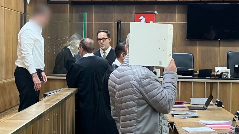 Kriminalität: Polizisten vor Gericht - Prozess geht in Verlängerung