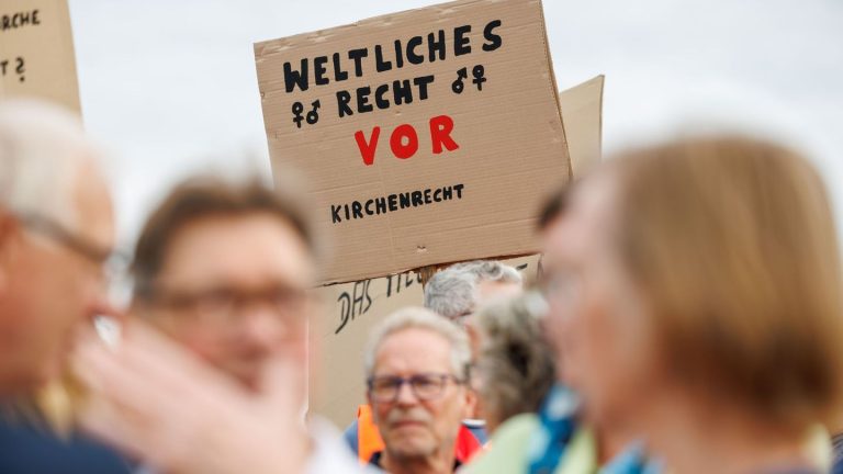 Chefarzt gegen Kirche: "Himmel Hölle Heuchelei": Demo zu Klinik-Abtreibungsverbot