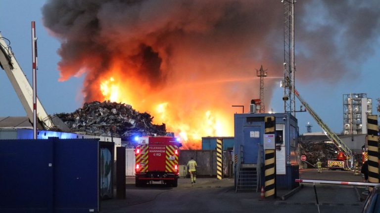 Recyclinghof: Meterhohe Schrottberge brennen im Industriegebiet Mannheim