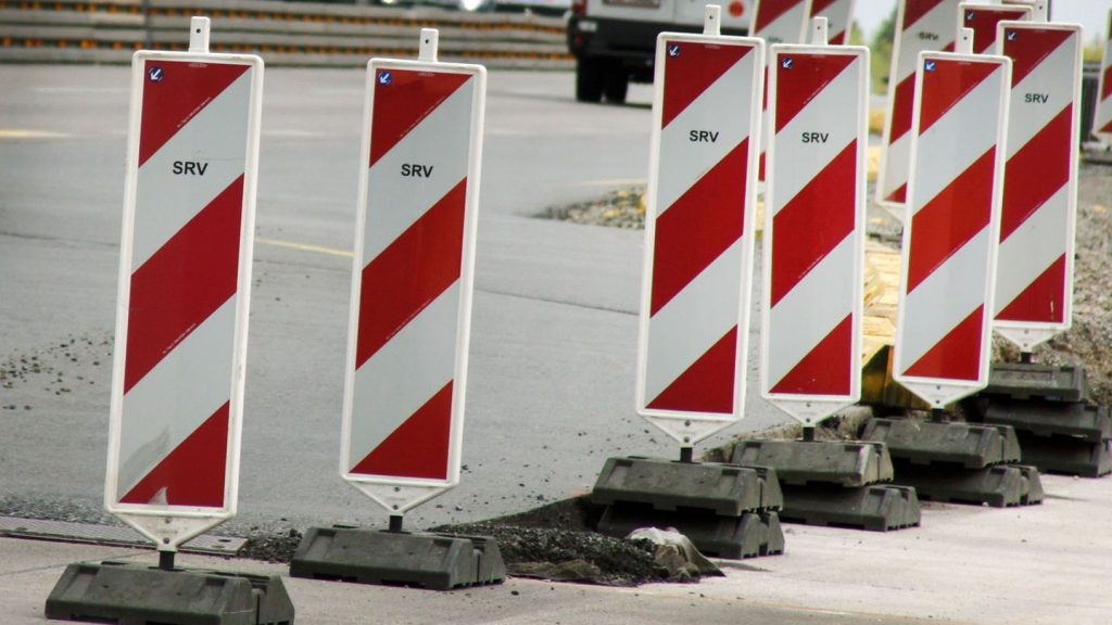 Autobahn: Warnbaken-Fuß auf Autobahn - elf Autos abgeschleppt