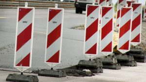 Autobahn: Warnbaken-Fuß auf Autobahn - elf Autos abgeschleppt