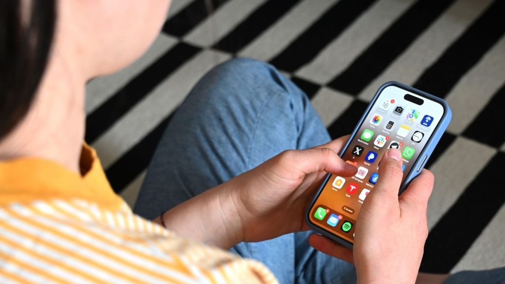 Schulen: Umfrage: So viele Eltern wollen ein Handy-Verbot an Schulen