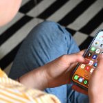 Schulen: Umfrage: So viele Eltern wollen ein Handy-Verbot an Schulen