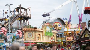 Unfall: Teil von Kirmes-Gondel fällt auf Besucher und verletzt ihn