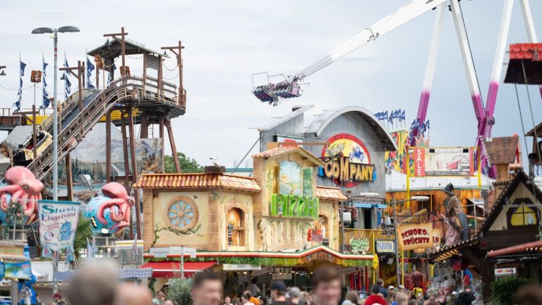 Unfall: Teil von Kirmes-Gondel fällt auf Besucher und verletzt ihn