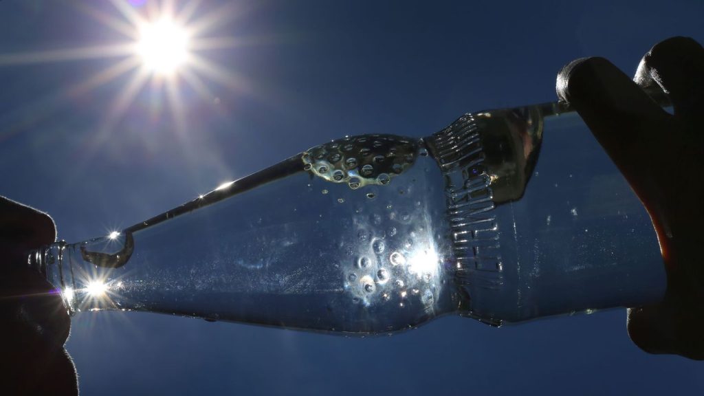 Ernährung bei Hitze: Richtig trinken bei Hitze - Worauf man achten sollte