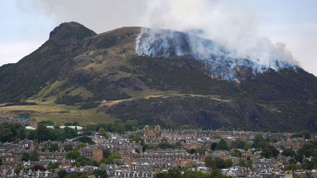 Flammen: Brand auf Berg in Edinburgh