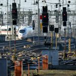 Österreich: Mann springt auf fahrenden Schnellzug auf und fährt außen mit