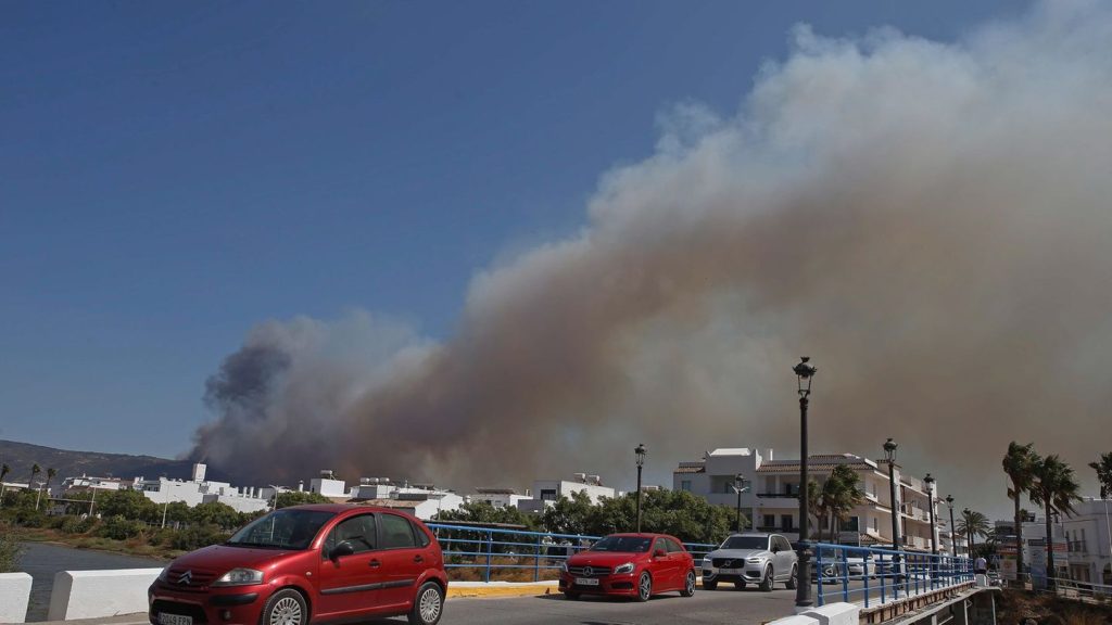 Strände geräumt: Tausende wegen Waldbrand nahe Tarifa evakuiert