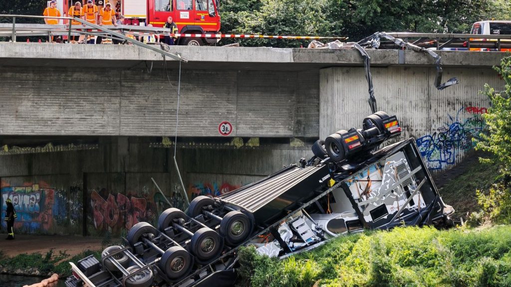 Unfälle: Lastwagen stürzt von Autobahnbrücke - Zwei Schwerverletzte