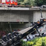 Unfälle: Lastwagen stürzt von Autobahnbrücke - Zwei Schwerverletzte