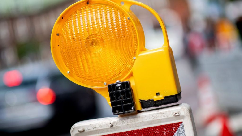 Nach Wasserrohrbruch: Nach Wasserrohrbruch Fahrbahnteil bald wieder offen