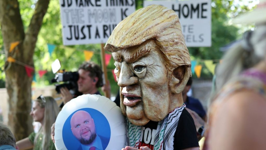 Proteste in Südwestengland gegen Urlaubsaufenthalt von US-Vizepräsident Vance