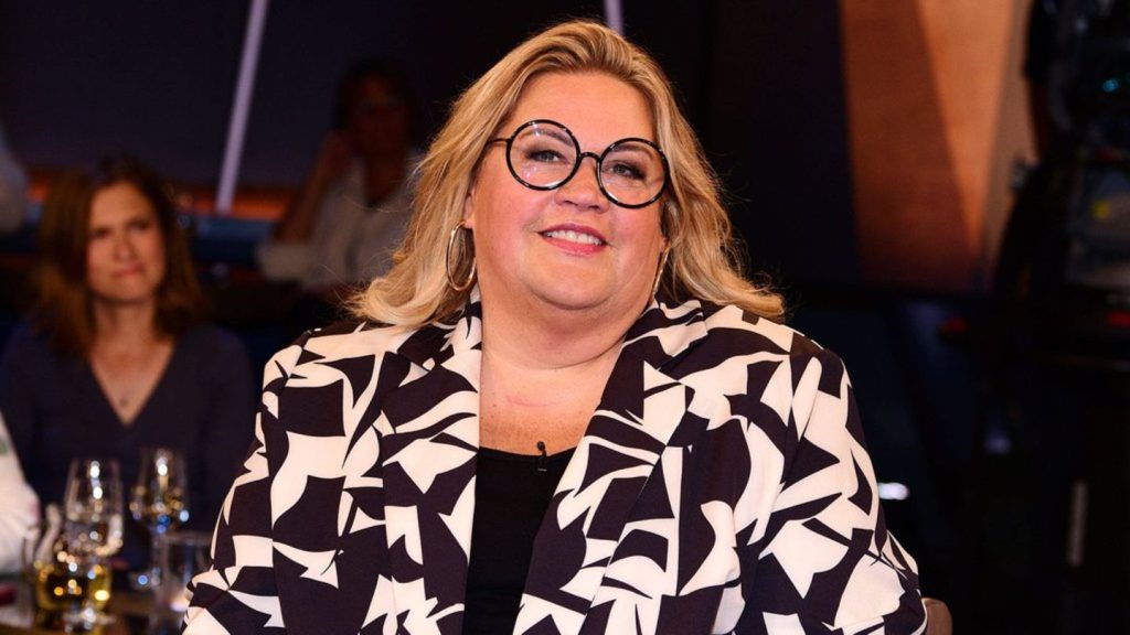 Ilka Bessin: "Sexiest Woman" oben ohne im Pool